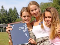 Lindenberg_Girls-w-folder_8597_16x9